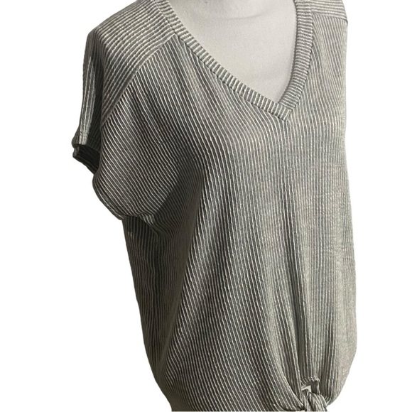 Gyft‎ Grey & Cream Striped Tie Front Short Sleeve Top - Picture 2 of 5